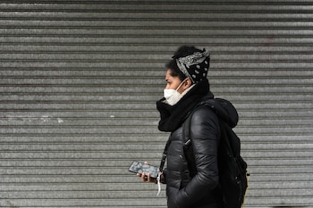 Una mujer con mascarilla en