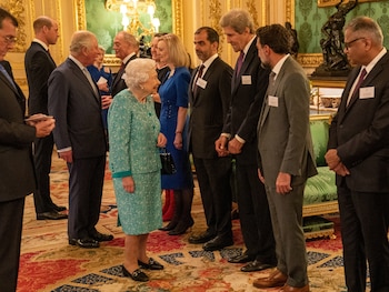 La reina Isabel II saluda