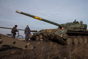 Un tanque estropeado es arrastrado