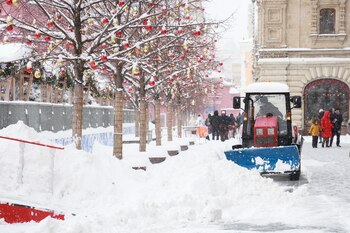 Una máquina sacando nieve de