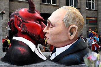 Vladimir Putin besando al diablo