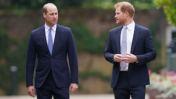 Los príncipes Harry William rindieron