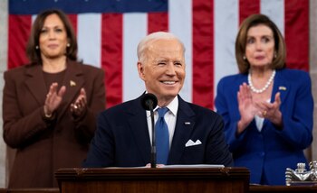 Biden sonríe durante el discurso