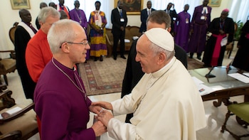 Francisco junto al arzobispo de Canterbury,