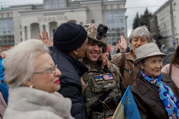 Un ciudadano ucraniano abraza a