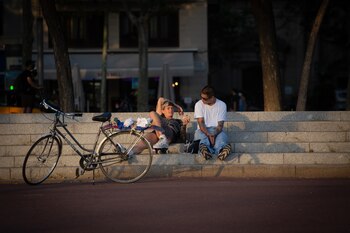 Dos jóvenes junto a una